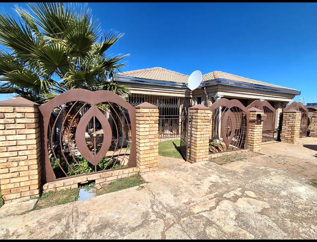 3 BEDROOM FREESTANDING FOR SALE IN IKAGENG